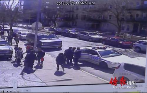 中國僑網(wǎng)警方29日中午近12點(diǎn)時(shí)逮捕了以假黃金詐騙錢財(cái)?shù)尿_徒。(美國《僑報(bào)》/監(jiān)控錄像截圖)