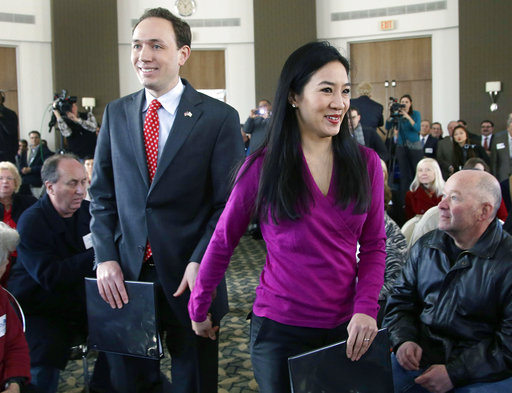 中國(guó)僑網(wǎng)圖為華裔奧運(yùn)溜冰獎(jiǎng)牌得主關(guān)穎珊夫婦檔案照。(美國(guó)《世界日?qǐng)?bào)》援引美聯(lián)社)