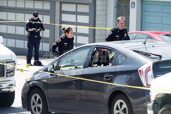 中國僑網(wǎng)豐田油電車后座左右玻璃被轟得粉碎。(美國《世界日報》/關文杰 攝)