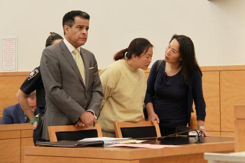 中國僑網(wǎng)兇嫌余蘭水(中)出庭與辯護(hù)律師德瓦爾(左)面見法官。(資料照片)