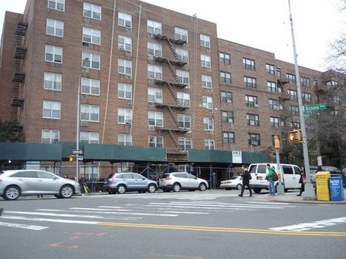 中國(guó)僑網(wǎng)華裔男子在此路口附近被搶走十部手機(jī)和一萬美元現(xiàn)金。(美國(guó)《世界日?qǐng)?bào)》/朱蕾 攝)