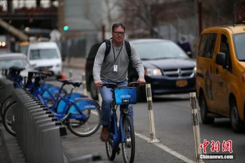 中國僑網(wǎng)資料圖:美國紐約街頭的單車族。