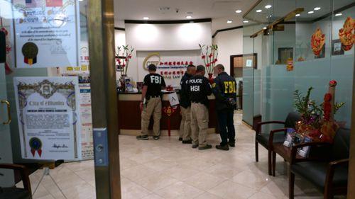 中國僑網(wǎng)聯(lián)邦機(jī)構(gòu)突襲搜捕華人移民詐騙機(jī)構(gòu)。(美國《世界日報》/李雪 攝)