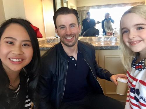 中國僑網(wǎng)資料圖:蕭靖彤和朋友們在一起。(美國中文網(wǎng))