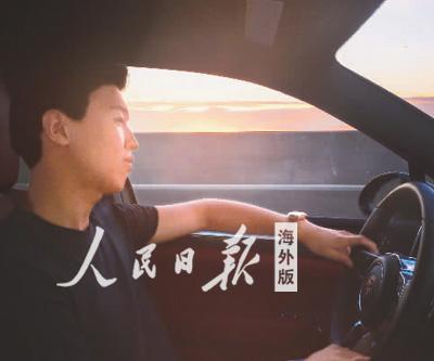 中國(guó)僑網(wǎng)王前在駕車行駛中