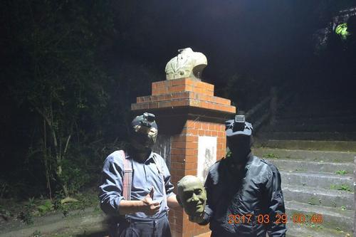 中國僑網自稱“臺灣建國工程隊”的人士趁夜砍蔣介石頭像并拍照。(圖片來源:臺灣《聯(lián)合報》)
