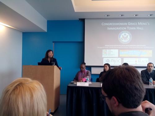 中國僑網(wǎng)孟昭文主持召開社區(qū)移民會議,向無證移民講述他們的權(quán)利。(美國《世界日報》/韓杰 攝)