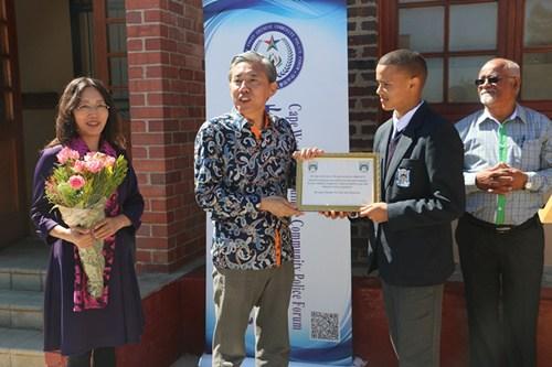 中國僑網學校為康勇頒發(fā)感謝狀