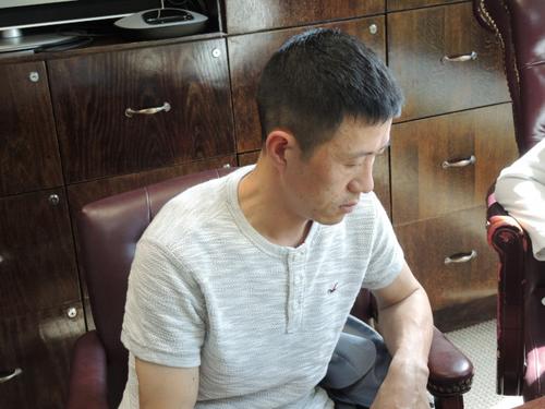 中國僑網(wǎng)林先生講述自己的經(jīng)歷。(美國《僑報》/朱蕾 攝)