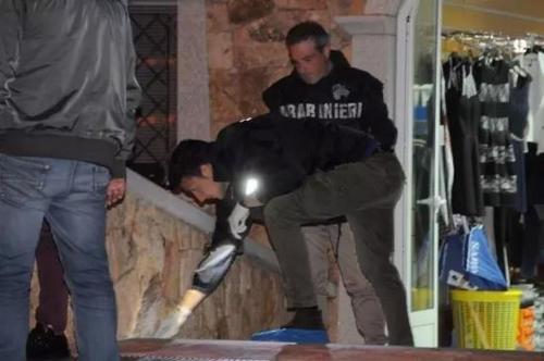 中國僑網(wǎng)意大利警員勘察兇案現(xiàn)場。(意大利歐聯(lián)網(wǎng))