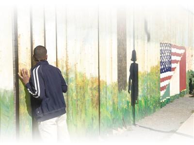 中國僑網(wǎng)邊境隔離墻邊一名等待和親人見面的墨西哥男子。本報(bào)記者 李 強(qiáng)攝