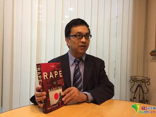 中國僑網童增手持《南京大屠殺》介紹與張純如最初見面經過 中國青年網記者 姚蘭 攝
