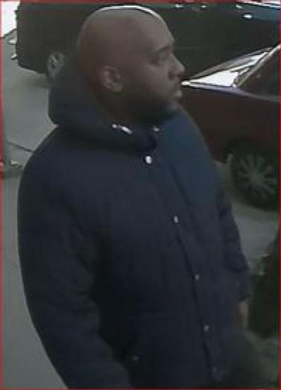 中國僑網(wǎng)該非洲裔男子涉嫌一個多月內(nèi)兩次搶劫法拉盛華人經(jīng)營的按摩院。(美國《世界日報》)