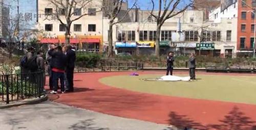 中國僑網發(fā)現男尸的紐約曼哈頓華埠羅斯福公園(美國中文網)