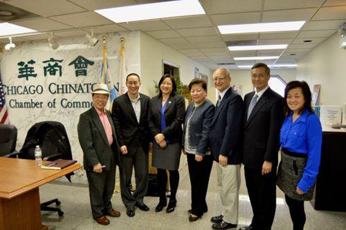 中國僑網(wǎng)伊州第二區(qū)眾議員馬靜儀(左二)13日下午主辦移民講座,姜安迪(左二)為亞裔業(yè)主答疑解惑。(美國《世界日報》/董宇攝影)