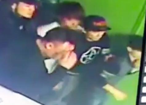 中國僑網(wǎng)網(wǎng)吧方欲追出去反擊。(美國《世界日報》)