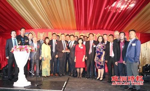 中國僑網(wǎng)互贈禮物。(南非《非洲時報》)