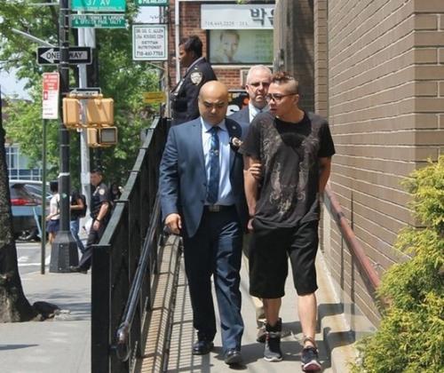 中國(guó)僑網(wǎng)賴威爾森(前右)被109分局探員帶往法官過堂。(美國(guó)《世界日?qǐng)?bào)》檔案照)