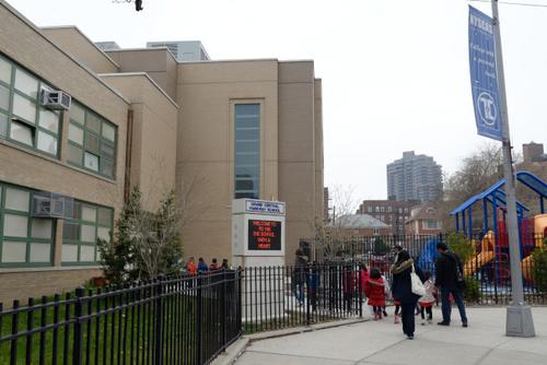 中國僑網(wǎng)196小學(xué)學(xué)額嚴(yán)重不足,引起家長抗議。(美國《世界日?qǐng)?bào)》/朱澤人攝影)