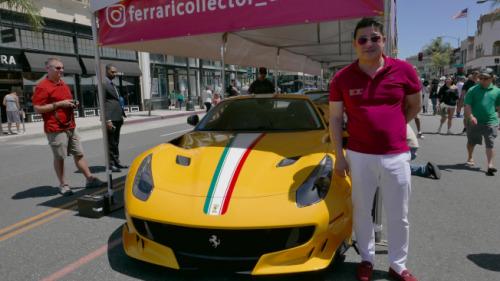 中國(guó)僑網(wǎng)李兆佳和印有他名字的新款車(chē)。(美國(guó)《世界日?qǐng)?bào)》/李雪 攝)