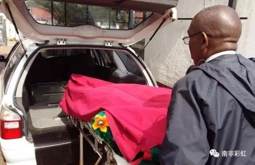 中國僑網(wǎng)死者被送往當?shù)貧泝x館。(南非華人網(wǎng))