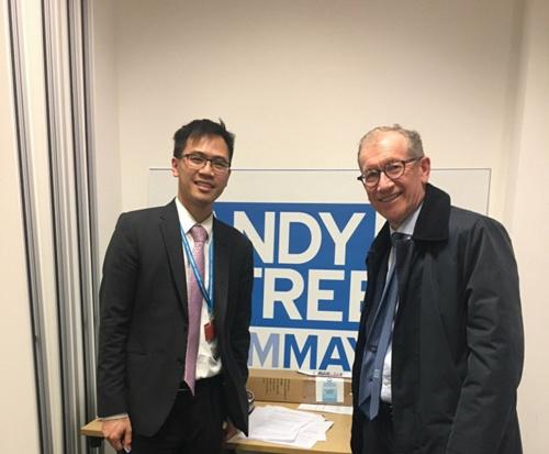 中國(guó)僑網(wǎng)葉穩(wěn)堅(jiān)與菲利普。(英國(guó)《華聞周刊》)