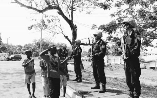 中國僑網(wǎng)孩子們向隊(duì)員們敬禮