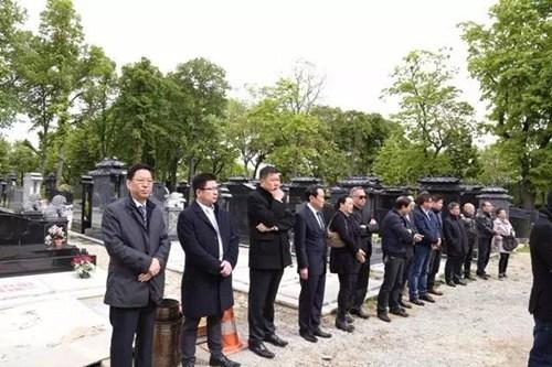 中國僑網(wǎng)僑界代表在儀式現(xiàn)場等待送別劉少堯。(歐洲時報內參微信公眾號)