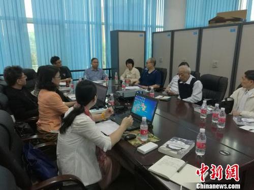 中國僑網(wǎng)《金釘》研討會在廣東江門五邑大學(xué)舉行 郭軍 攝