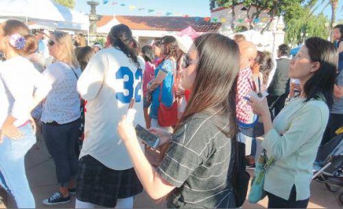 中國僑網(wǎng)華人觀眾滿懷期待地觀賞弗拉明戈舞蹈表演。(美國《僑報》/高睿 攝)