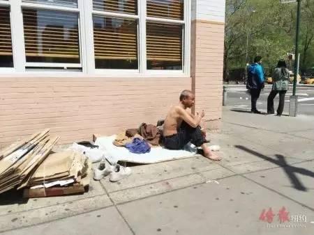 中國僑網(wǎng)在東百老匯地鐵站附近的華人游民。(美國《僑報》/葉永康 攝)