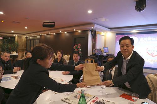 中國僑網詹永平代表協(xié)會向被槍殺華僑劉少堯的家屬送上了協(xié)會成員的愛心捐助。(法國《歐洲時報》/孔帆 攝)