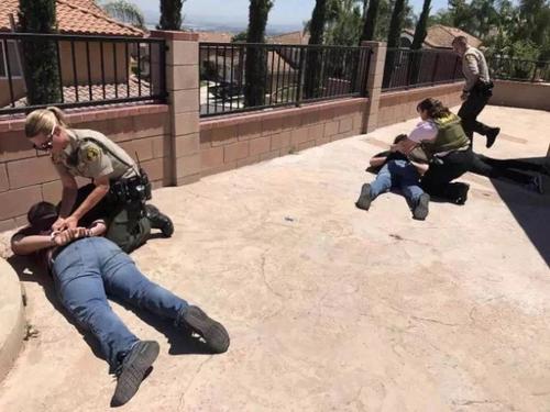 中國(guó)僑網(wǎng)警察趕到三名竊賊束手就擒。(美國(guó)《世界日?qǐng)?bào)》)