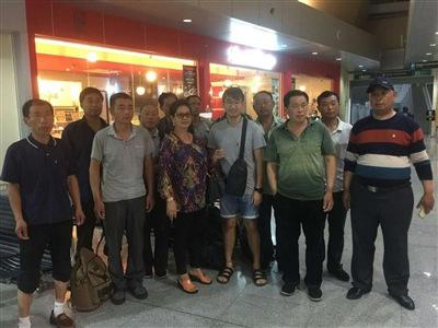 中國僑網(wǎng)張珮娟與中國工人合影。(受訪者供圖)