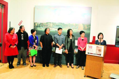 中國僑網(wǎng)出席發(fā)布會的團(tuán)體代表呼吁各族裔民眾團(tuán)結(jié)起來對不平等政策發(fā)聲。(美國《僑報》/ 陳勇青 攝)