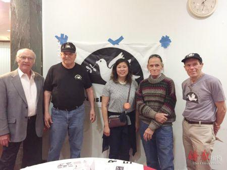 中國僑網(wǎng)孟昭文與“權(quán)益機構(gòu)博覽會”機構(gòu)負(fù)責(zé)人合影。(美國《僑報》/陳辰 攝)