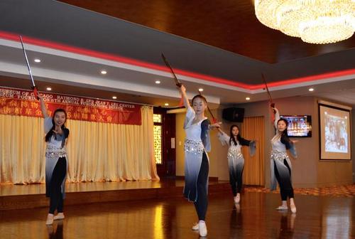 中國僑網(wǎng)現(xiàn)場(chǎng)表演獲得嘉賓的熱烈歡迎。(美國《世界日?qǐng)?bào)》/董宇 攝)