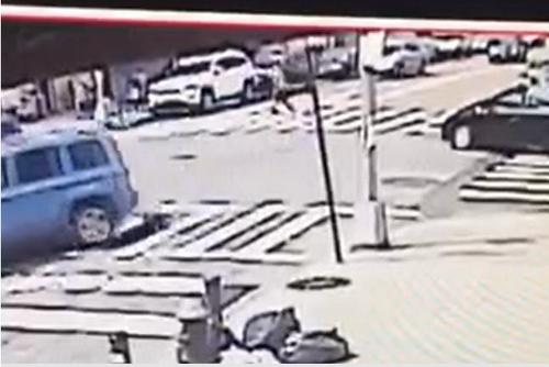 中國(guó)僑網(wǎng)兩歲男童不幸被車(chē)撞倒,車(chē)輪下險(xiǎn)生還。(美國(guó)《世界日?qǐng)?bào)》)