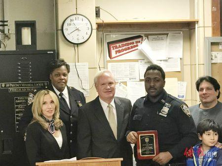 中國(guó)僑網(wǎng)哈里森(左二)頒發(fā)“本月最佳警察獎(jiǎng)”給一名警員。(美國(guó)《僑報(bào)》/王伊琳 攝)