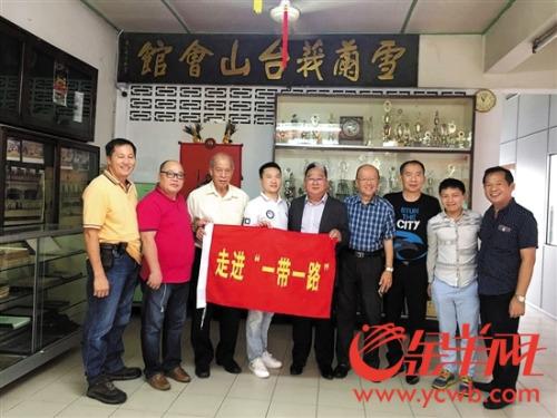 中國(guó)僑網(wǎng)▲臺(tái)山會(huì)館與采訪團(tuán)合影