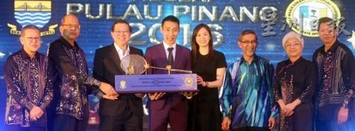 中國僑網(wǎng)李宗偉(左四)從林冠英(左三)手中接過檳州體育終身成就獎。(馬來西亞《星洲日報》)