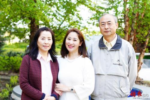 中國僑網(wǎng)譚夕婁與父母合影。(美國《僑報》/譚夕婁提供)