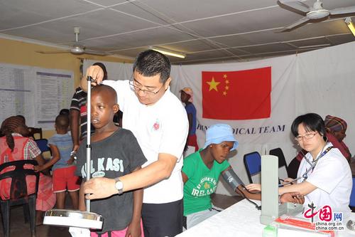 中國僑網(wǎng)南庚戌參加為當(dāng)?shù)厝嗣窳x診活動