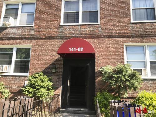 中國僑網(wǎng)資料圖:母親節(jié)槍擊案發(fā)生的秋園小丘公寓樓入口。(美國《僑報》圖片)