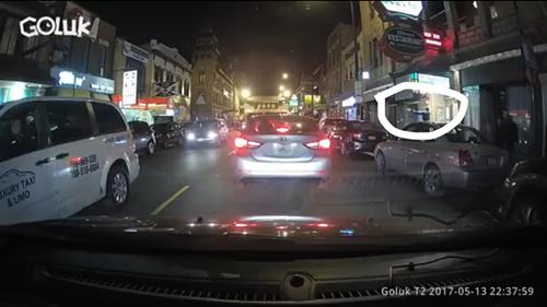 中國(guó)僑網(wǎng)芝加哥華埠日前疑似發(fā)生幫派火并,右側(cè)標(biāo)注位置為開槍者。(美國(guó)《世界日?qǐng)?bào)》)