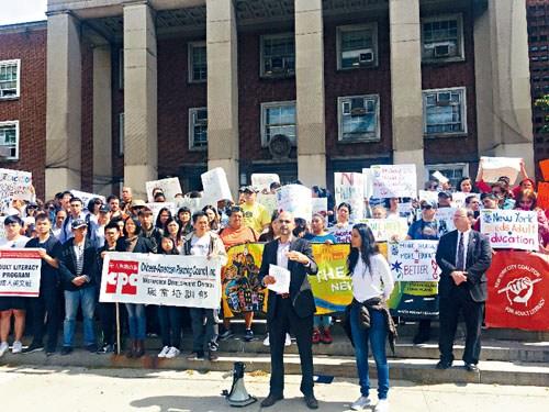 中國僑網(wǎng)數(shù)百人在區(qū)公所前抗議。(美國《星島日報》圖片)