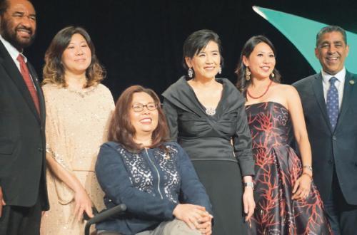 中國僑網(wǎng)美國國會亞太裔黨團部分成員合影,左二為孟昭文,左三為譚美,右三為趙美心。(紐約僑報網(wǎng)/徐一凡 攝)