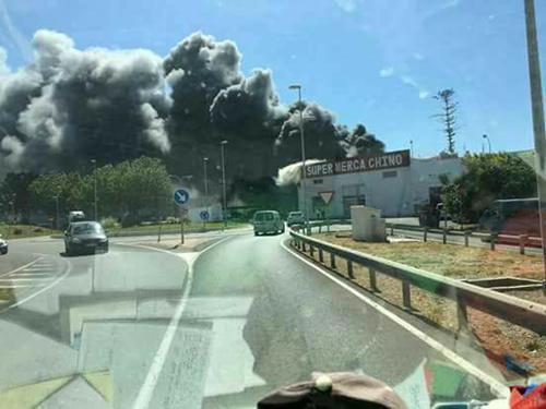 中國僑網(wǎng)圖為失火的百元店。(西班牙歐浪網(wǎng))