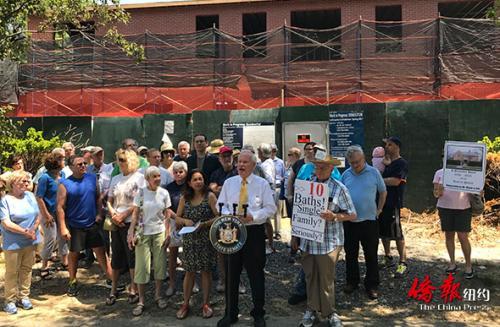 中國僑網紐約法拉盛百老匯居民與艾維樂等抗議后面正在建設的華人房屋。(紐約僑報網/王伊琳 攝)