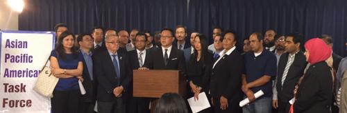 中國(guó)僑網(wǎng)金兌錫(前排左五)、牛毓琳(前排左六)等在州府宣布成立亞太裔工作組。(美國(guó)《世界日?qǐng)?bào)》/金兌錫辦公室提供)